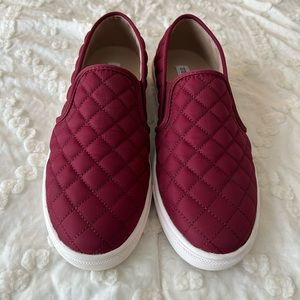 Steve Madden Quilted Maroon Slip On Sneakers Size 8 Women’s